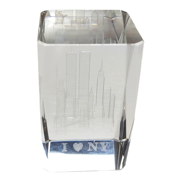 Clear glass paperweight I love New York cityscape - Picture 1 of 9